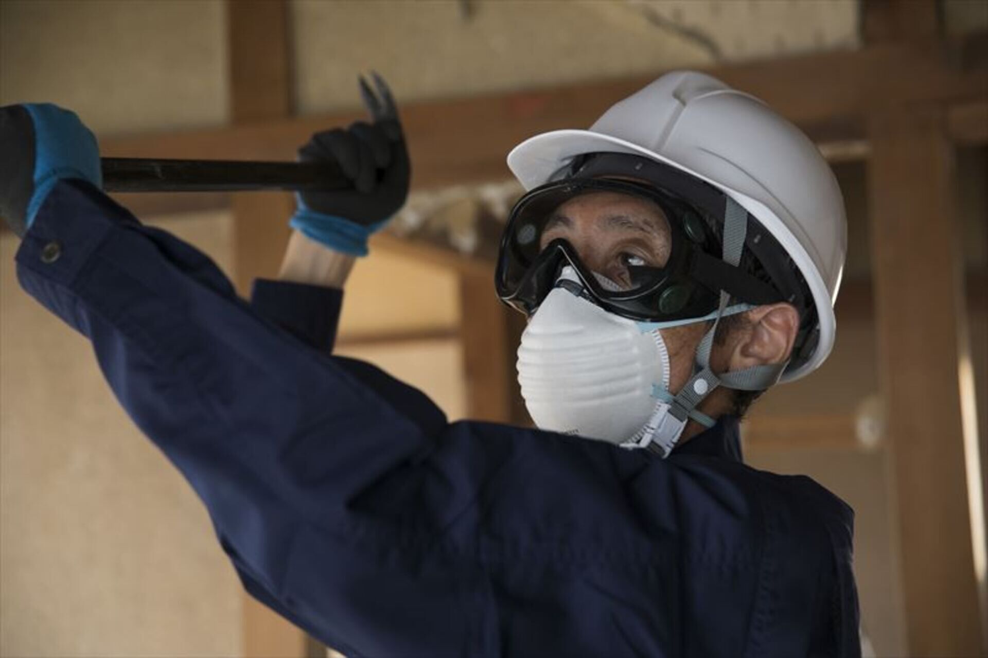 バールで解体作業を進めるスタッフ