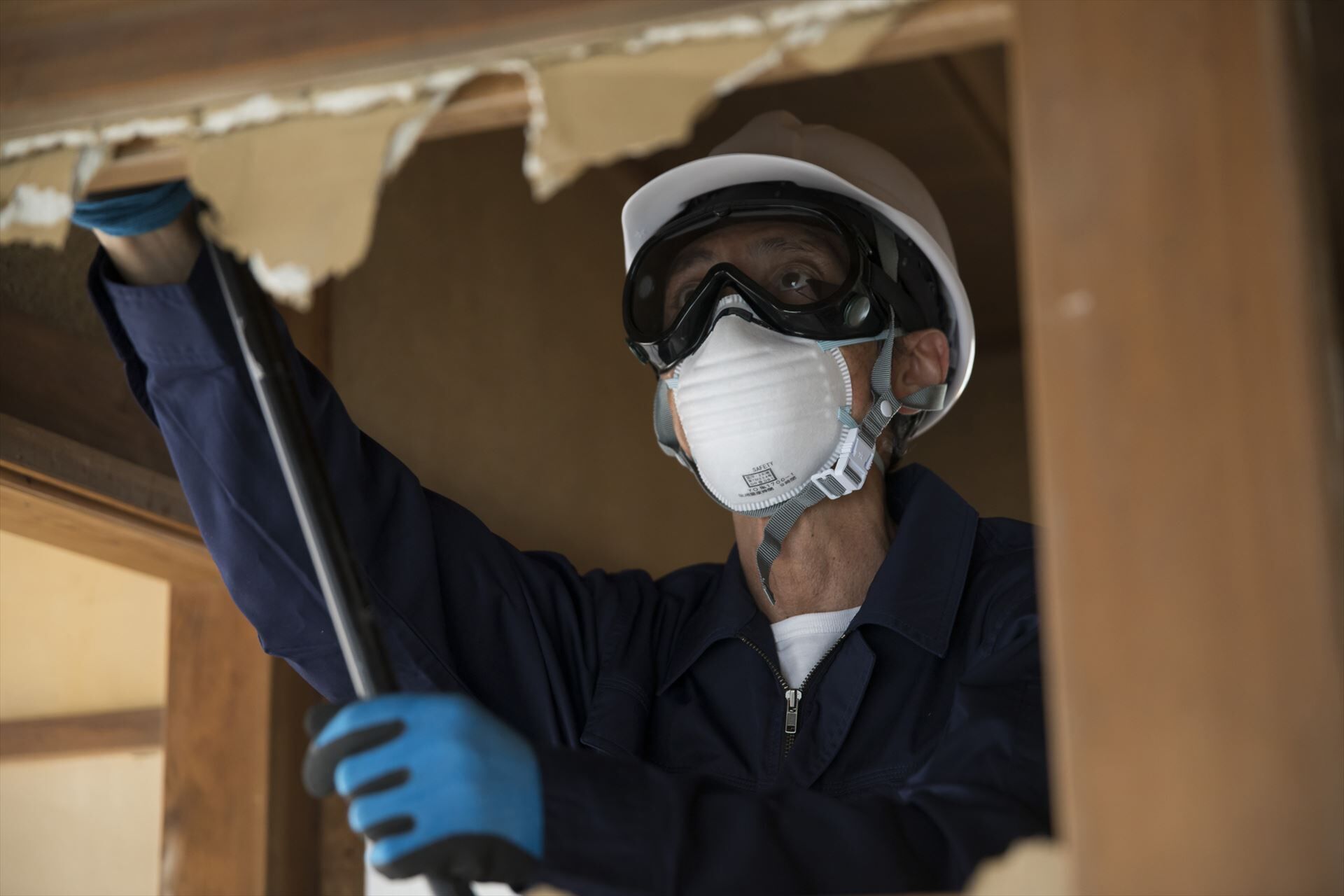 壁の解体作業を進める職人