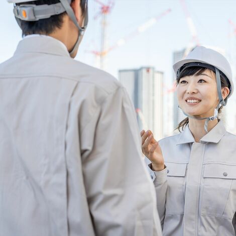 現場で打ち合わせする女性スタッフ