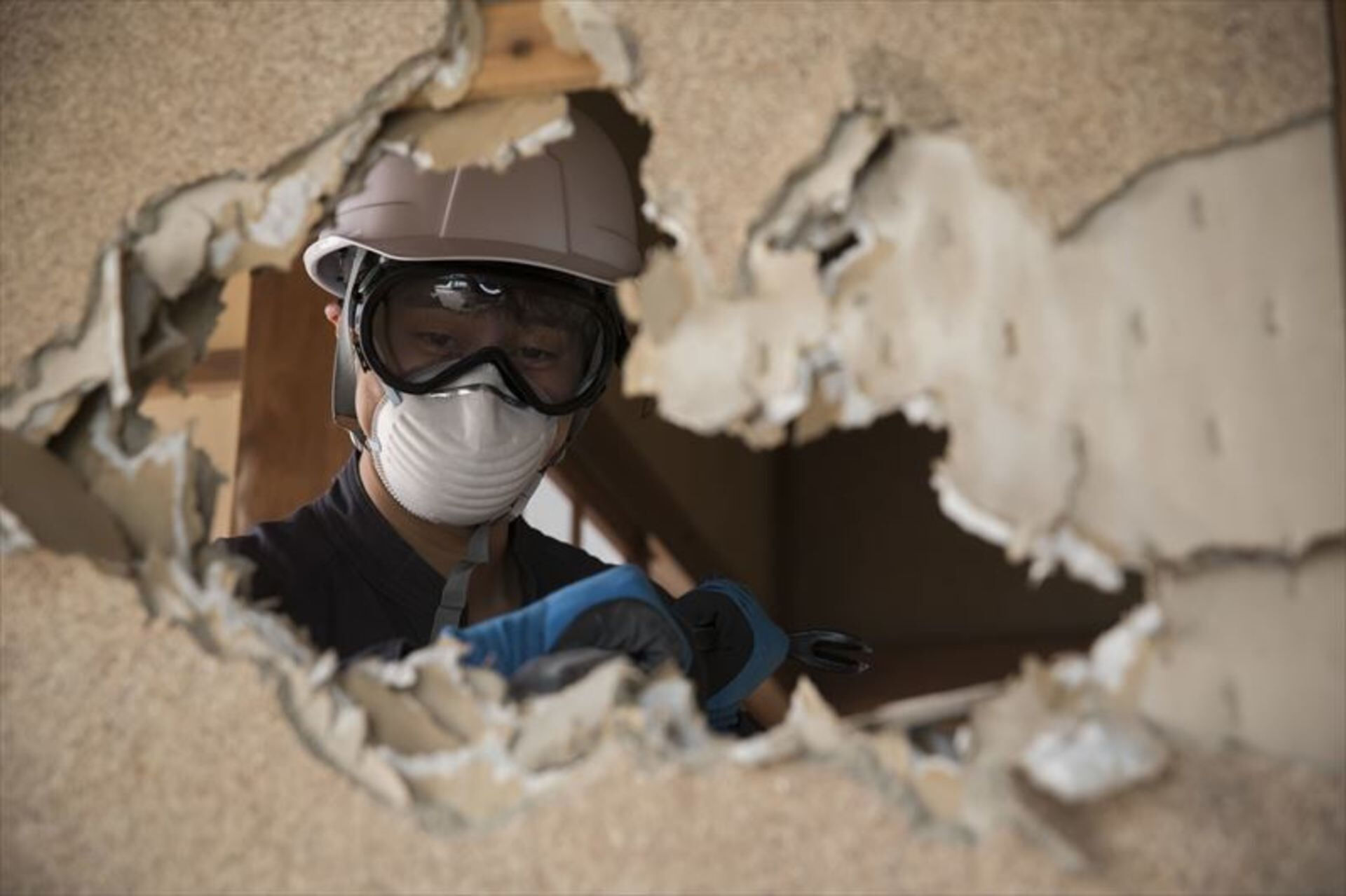 壁を解体するスタッフ