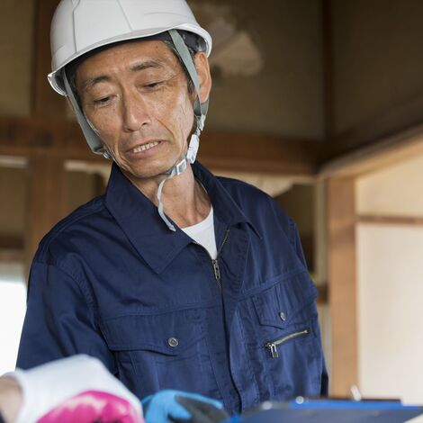 打ち合わせする職人