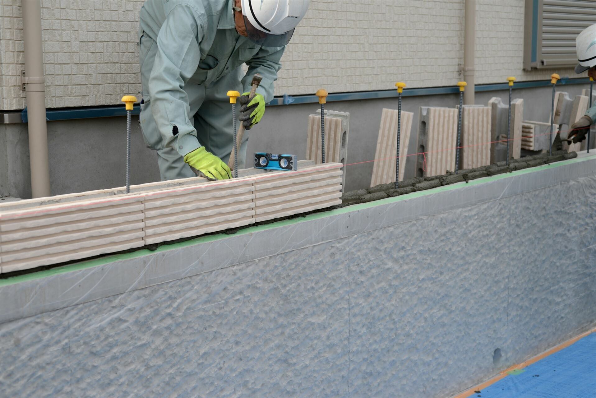 エクステリアの工事をする男性スタッフ